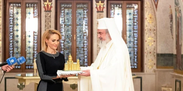 "firea catedrala mantuirii"