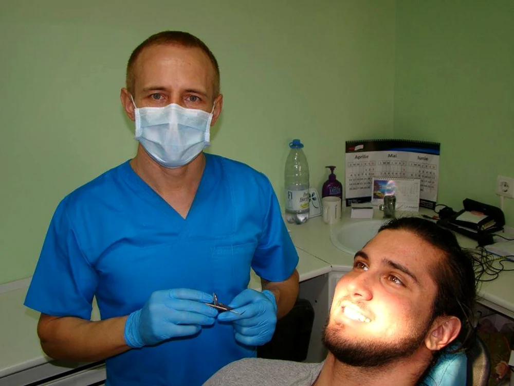 Medicul Dan Merişca alături de un pacient FOTO Bogdan Iancu