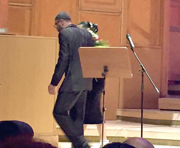 Saxofonistul a ajutat-o pe artistă să coboare de pe scenă