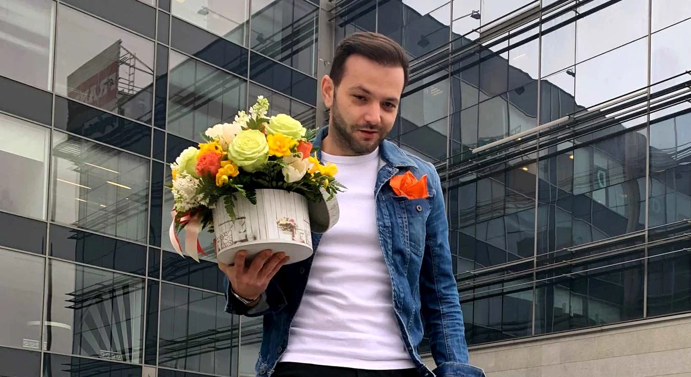 Mihai Morar este una dintre vedetele masculine care primește flori cadou