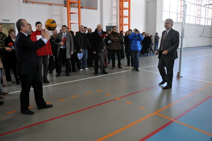 Emil Boc a inaugurat o sală de sport din Cluj-Napoca. El a învârtit mingea de volei cu inspectorul şcolar general Valentin Cuibus (dreapta) FOTO: Florina Pop
