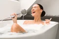 femeie care cântă în baie  foto   Shutterstock jpg