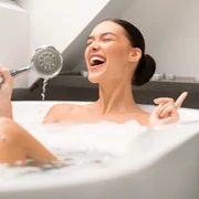 femeie care cântă în baie  foto   Shutterstock jpg