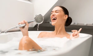 femeie care cântă în baie  foto   Shutterstock jpg