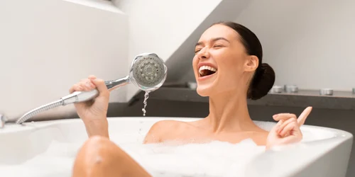 femeie care cântă în baie  foto   Shutterstock jpg