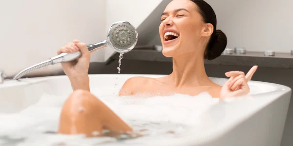 femeie care cântă în baie  foto   Shutterstock jpg