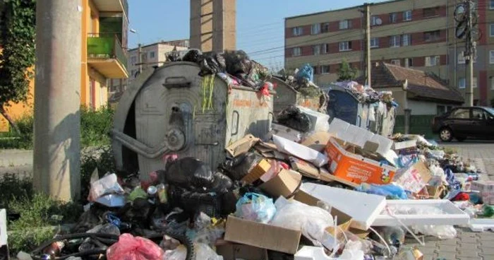 Foto Arhiva/Gunoiul menajer este ridicat de firma Saprest