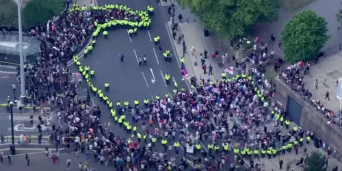 proteste anti migratie si anti rasism in marea britanie foto captura video sky news png