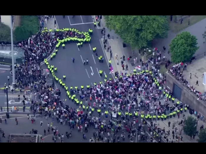 Grupul anti-imigrație, separat de grupul anti-rasism/FOTO: Captură video Sky News