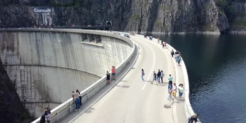 Aglomeraţie la Lacul Vidraru - Argeş fără mască de protecţie Foto Daci Stoica
