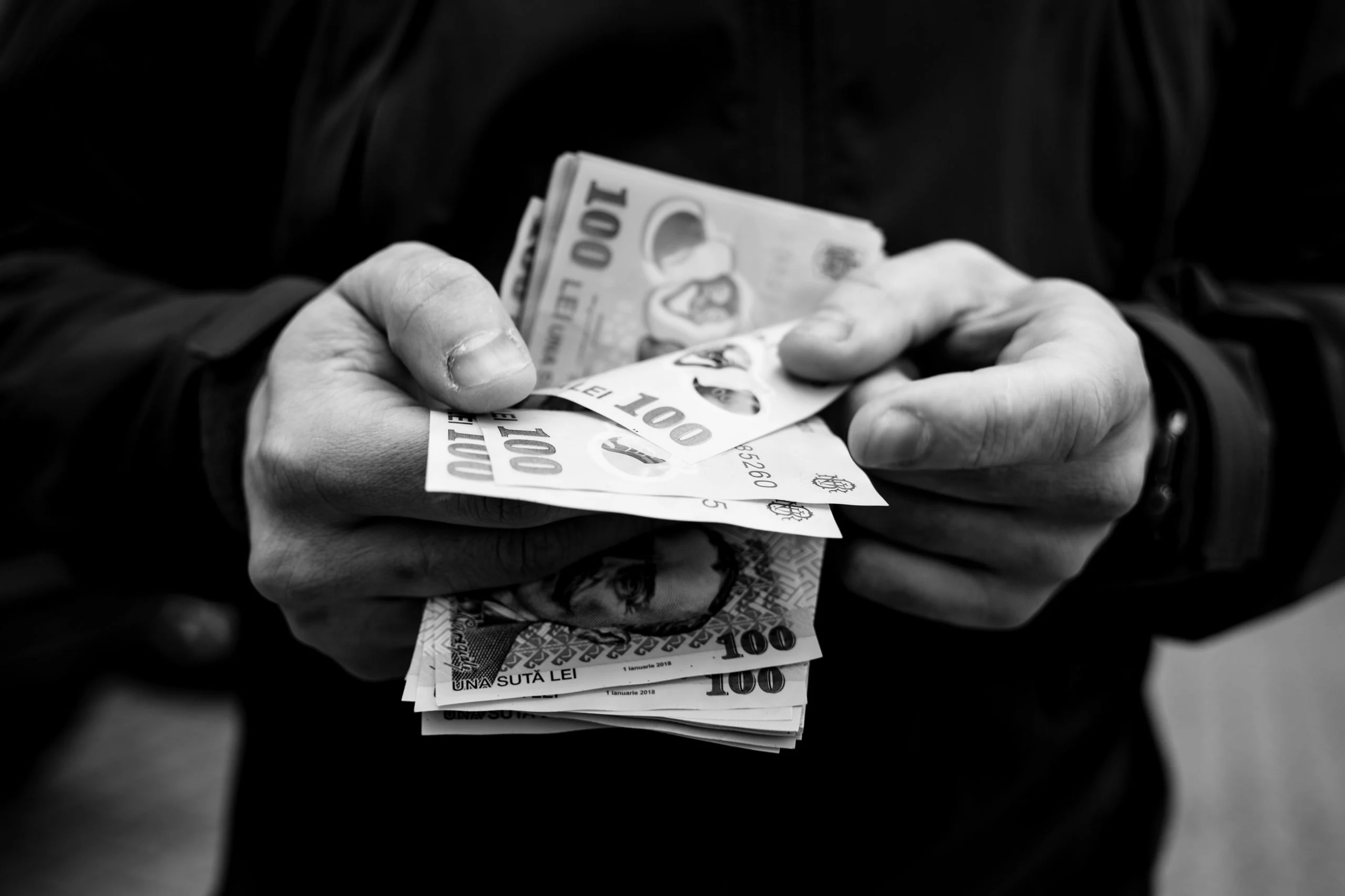 Fabrica de bani de la Punctul Borș 2: Doi polițiști de frontieră au folosit autospeciala de serviciu pentru a cere bani de la șoferi străini