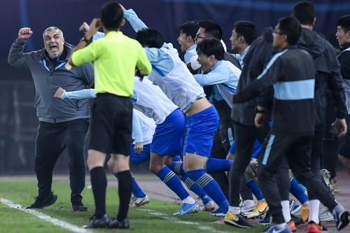 Cosmin Olăroiu și Jiangsu Suning, pentru prima dată campioni ai ChineiFOTO: Profimedia