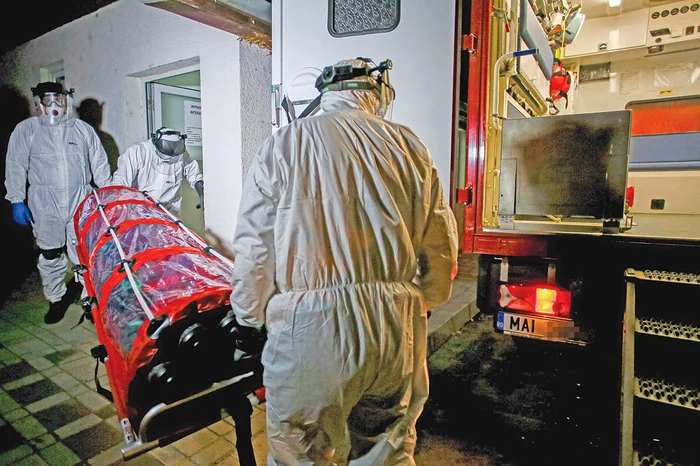 Trecerea la un nou scenariu înseamnă doar internarea cazurilor foarte grave