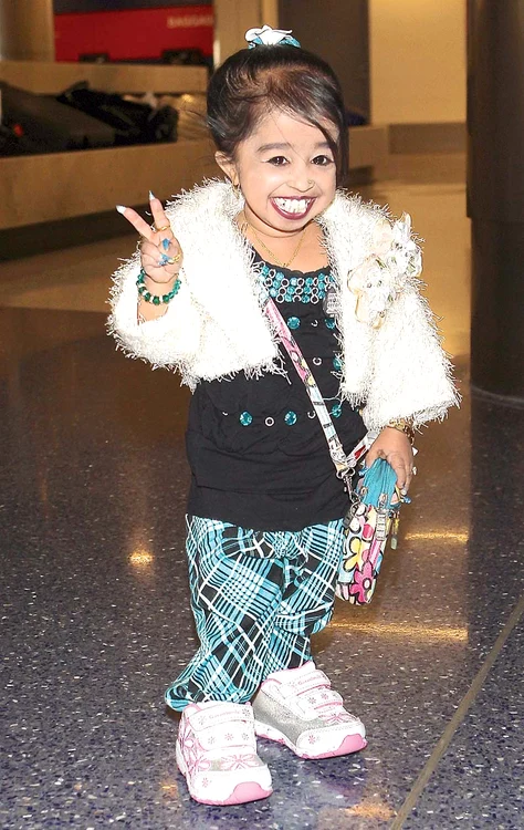 Jyoti Amge, indianca de 62,8 cm, s-a dus în Los Angeles pentru a-şi găsi jumătatea