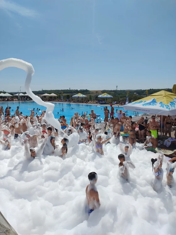 Piscină plină de spumă și petrecăreți Foto Arhiva Adevărul
