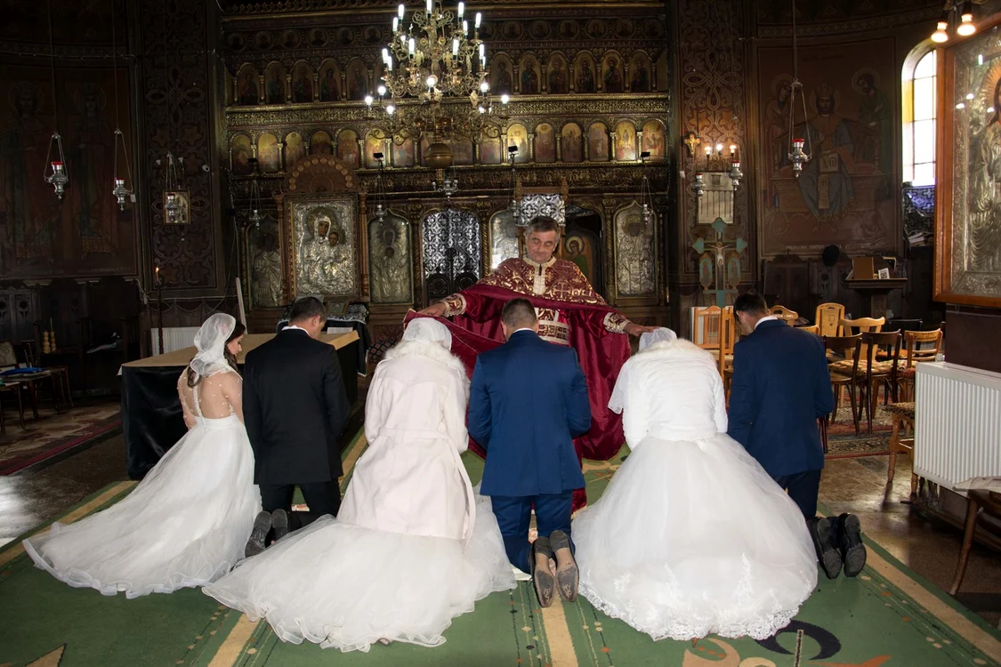 Tinerii căsătoriți îmbracă hainele de cununie și se întorc în fața preotului FOTO: Valeru Ciurea