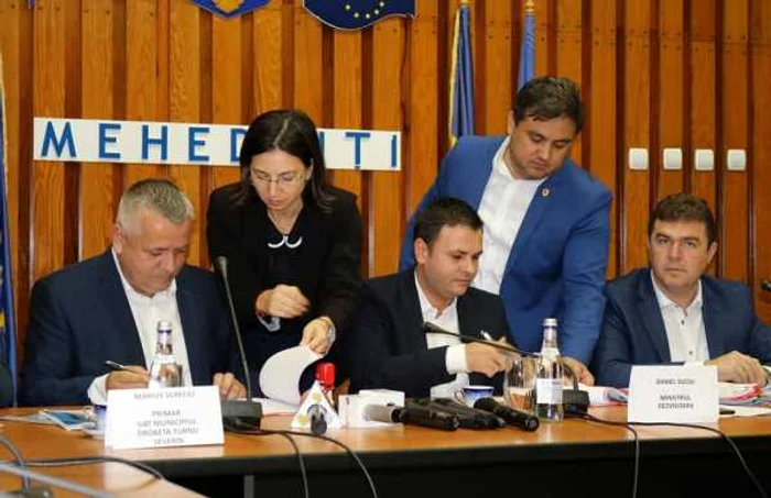 Au fost semnate şase proiecte