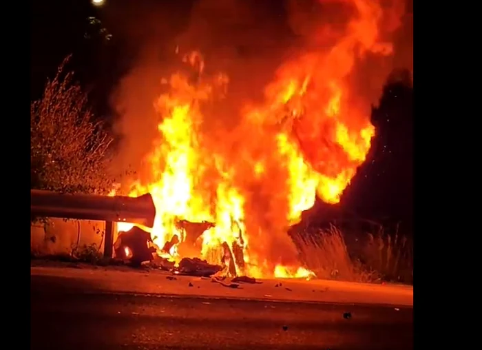 Autoturismul a fost cuprins de flăcări FOTO: captura tiktok