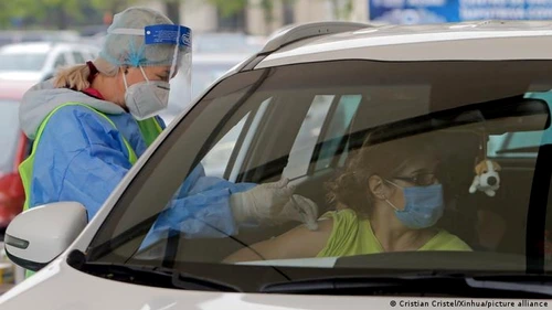 Vaccinare la un centru drive-in din Bucureşti