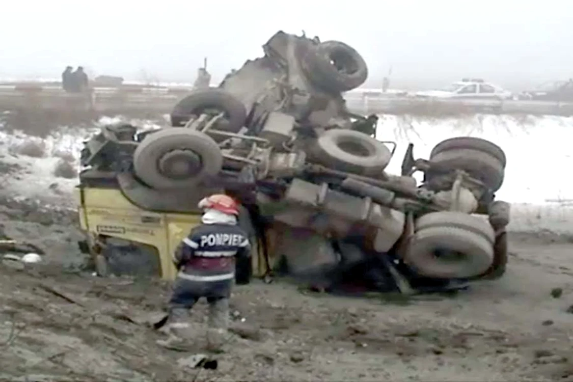 Jumătate din  betonieră a rămas  înfiptă în botul  trenului (Fotografii: reporter tv neptun)