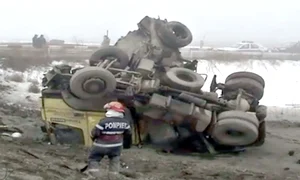 Jumătate din  betonieră a rămas  înfiptă în botul  trenului (Fotografii: reporter tv neptun) jpeg