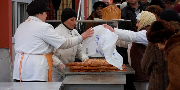 Cozile la patiserii arată că vrâncenii nu mai pun tradiţia pe primul loc