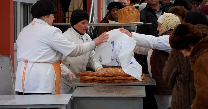 Cozile la patiserii arată că vrâncenii nu mai pun tradiţia pe primul loc