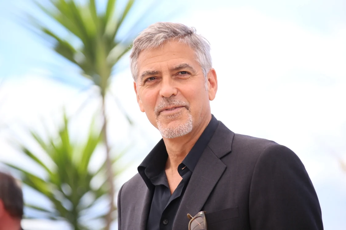 Actorul George Clooney.în costum