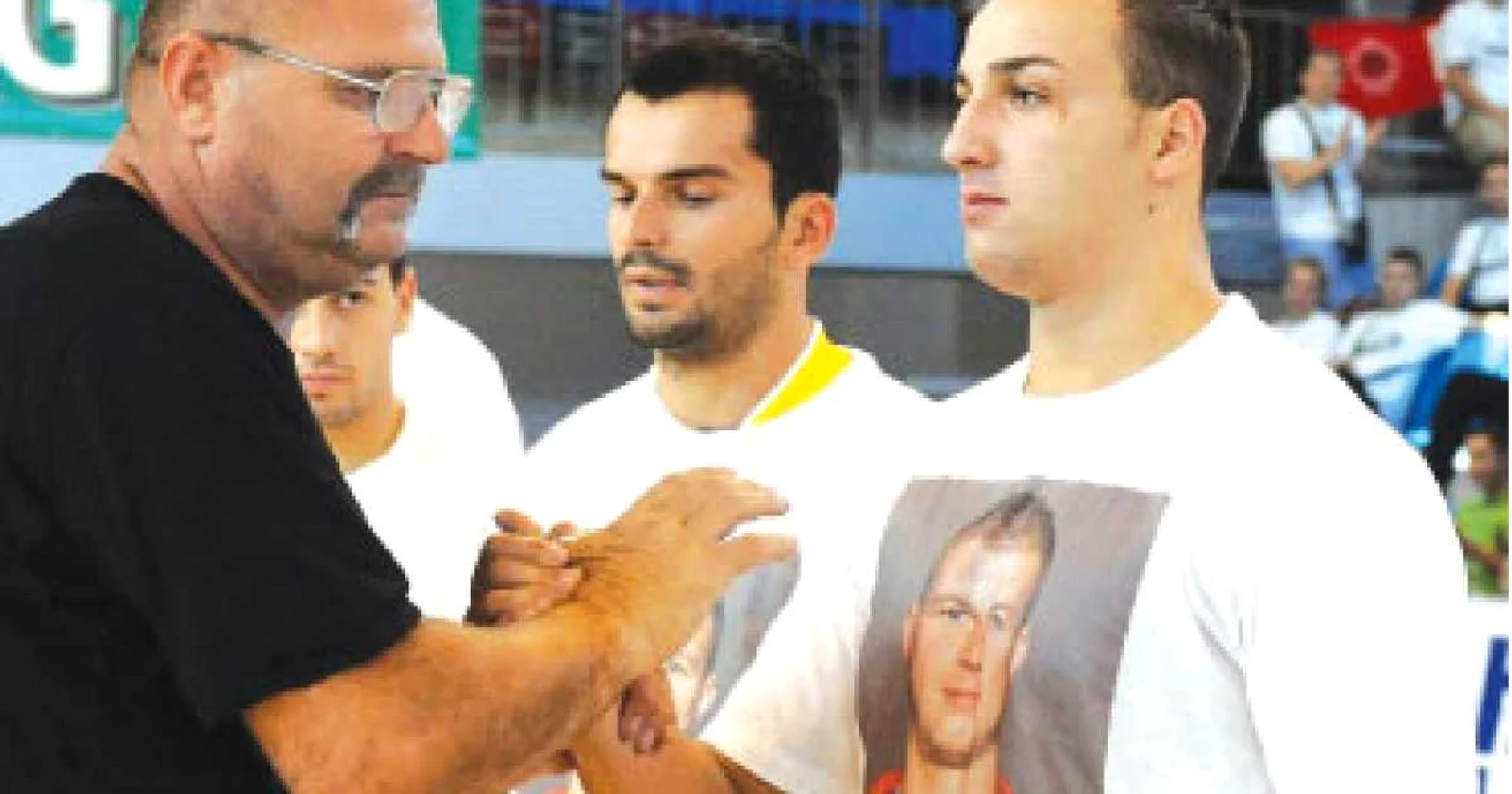 Naţionala României a învins pentru Marian Cozma