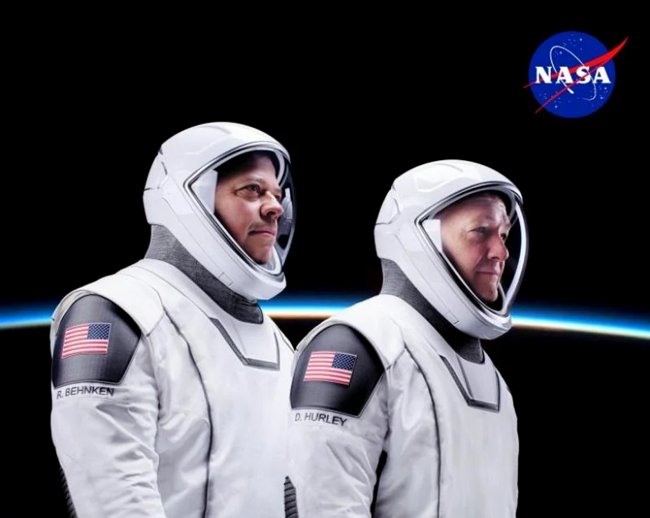 Astronauții americani, Doug Hurley și Bob Behnken, au costume concepute de SpaceX, complet diferite de cele portocalii purtate în vechile misiuni ale SUA