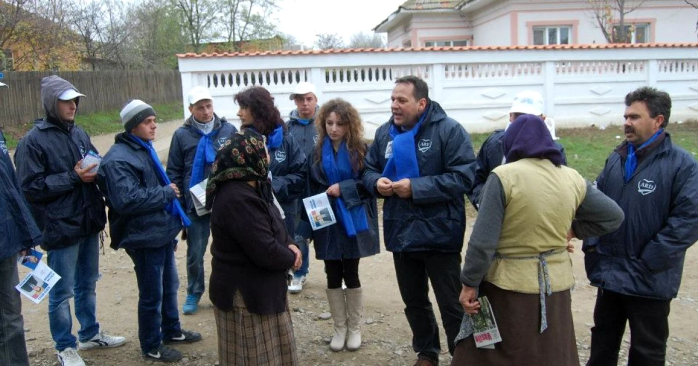 Vasile Iliuţă(centru), fostul edil, este acum parlamentar Foto:Facebook