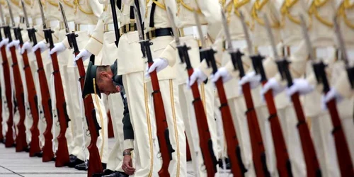 Garda de onoare a forţelor de apărare japoneze se pregăteşte să-l întâmpine pe ministrul apărării Australian Kevin Andrews şi pe omologul său japonez Generalul Nakatami la sediul Ministerului Apărării din Tokyo Japonia FOTO AP