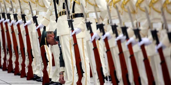 Garda de onoare a forţelor de apărare japoneze se pregăteşte să-l întâmpine pe ministrul apărării Australian Kevin Andrews şi pe omologul său japonez Generalul Nakatami la sediul Ministerului Apărării din Tokyo Japonia FOTO AP