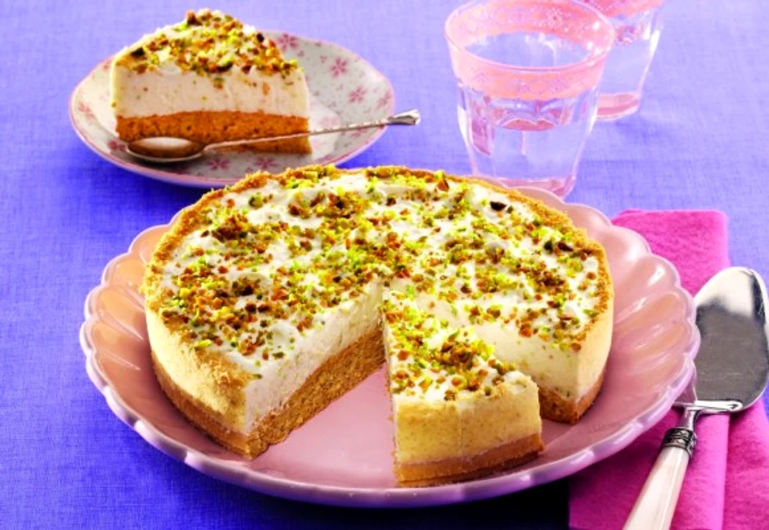 Răsfaţă-te cu o felie de tort cu iaurt şi fistic!clickpoftabuna.ro