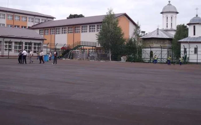 Muncitorii depun eforturi pentru finalizarea lucrărilor