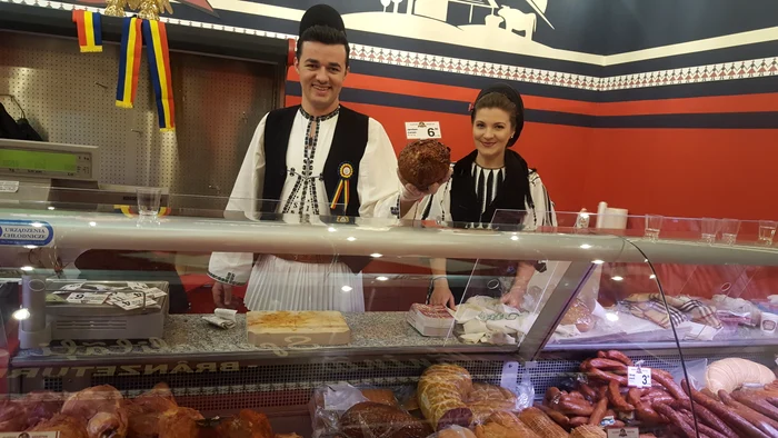 Dumitru Stroie îmbină pasiunea pentru rețete tradiționale cu cea pentru muzică. Alături de soția sa, Claudia Olariu, cântă muzică populară