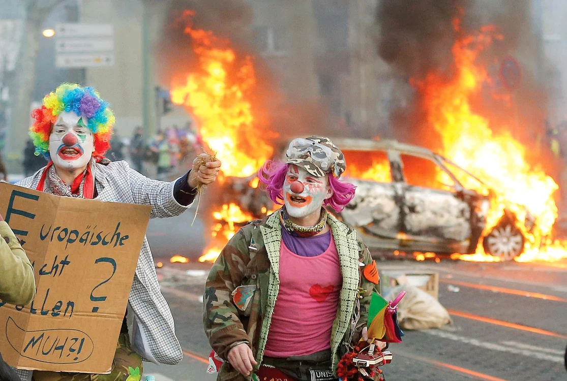 88 de poliţişti au fost răniţi, 550 de protestatari au fost arestaţi, 7 maşini au fost incendiatefotografii: AP/AFP