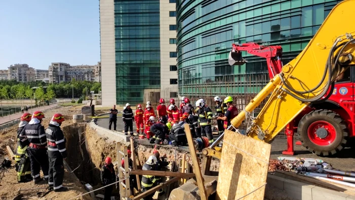 Mai mulţi muncitori au fost prinşi sub un mal de pământ, luni, pe un şantier de lângă Biblioteca Naţională Foto: INSP