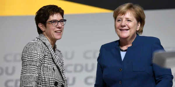 Annegret Kramp-Karrenbauer felicitata de Angela Merkel dupa votul pentru conducerea CDU FOTO EPA-EFE