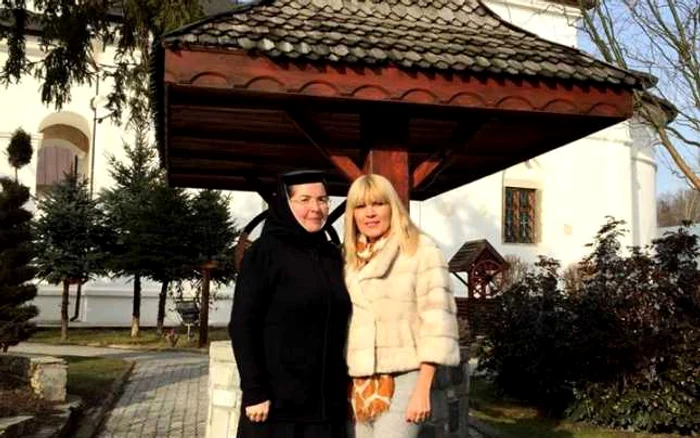 Elena Udrea, alături de o măicuţă. FOTO facebook Elena Udrea