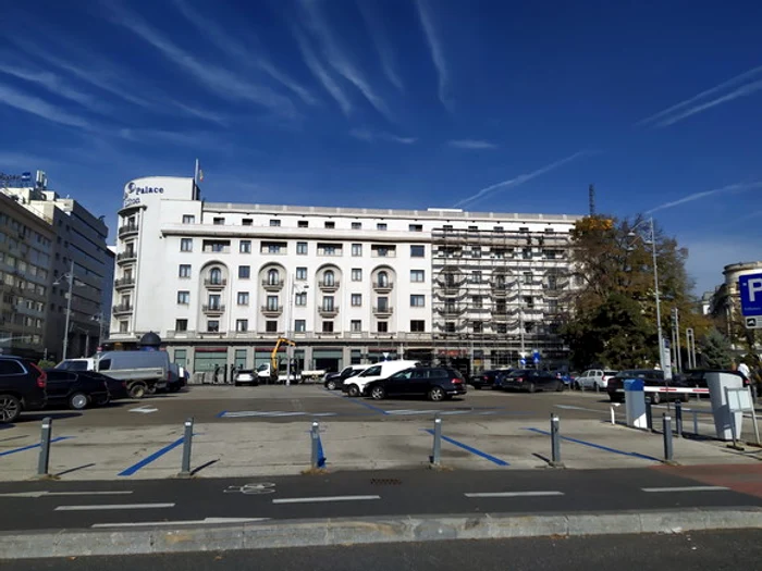 
    Hotelul a fost îmbrăcat  în schele și muncitorii  lucrează de zorFotografii: Blitz  