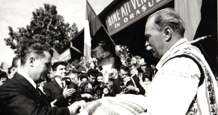 Nicolae Ceauşescu, întâmpinat cu pâine şi sare FOTO Fototeca online a comunismului românesc, cota 90/1966