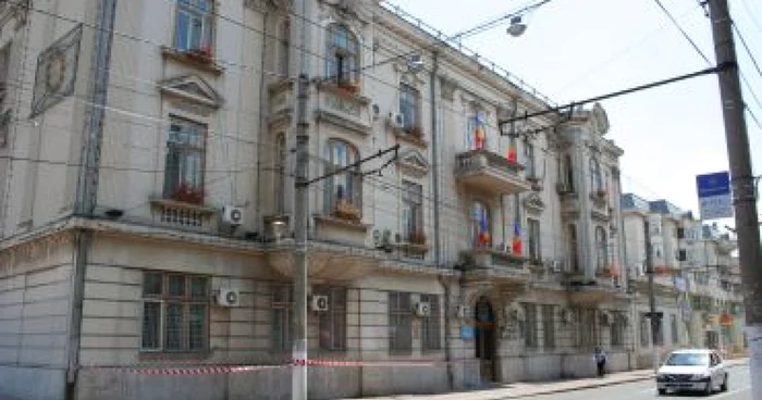 Galaţi: Criza loveşte administraţia municipală: Aproape o sută de angajaţi ai Primăriei riscă să fie concediaţi