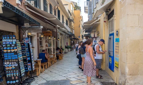 Turiști scot bani de la ATM în Grecia FOTO Shutterstock