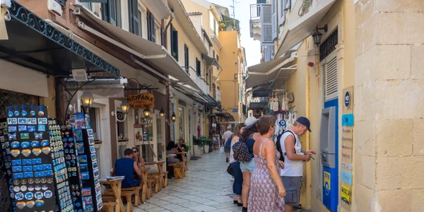 Turiști scot bani de la ATM în Grecia FOTO Shutterstock 