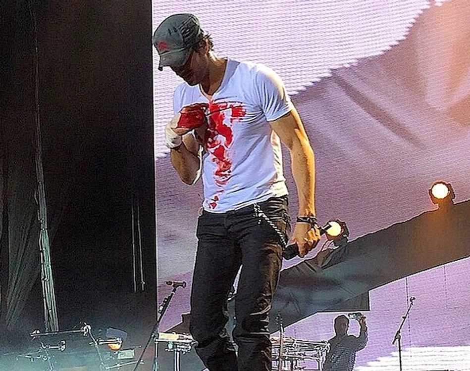 
    Enrique Iglesias s-a tăiat la două degete, dar nu a oprit concertulfoto: Instagram  