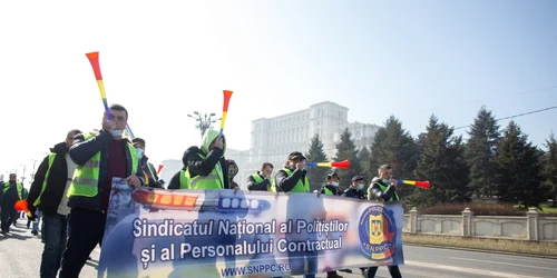 protest sindicat politisiti casa poporului parşlament vuivuzele banner foto inquam photos