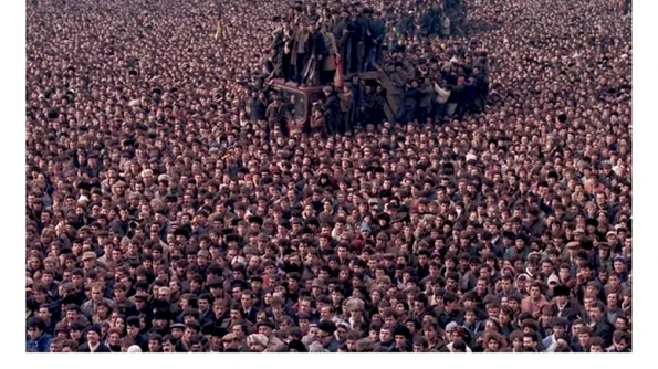 „Din decembrie până în iunie: 1989 1990 După 25 de ani” la Palatul Suţu jpeg