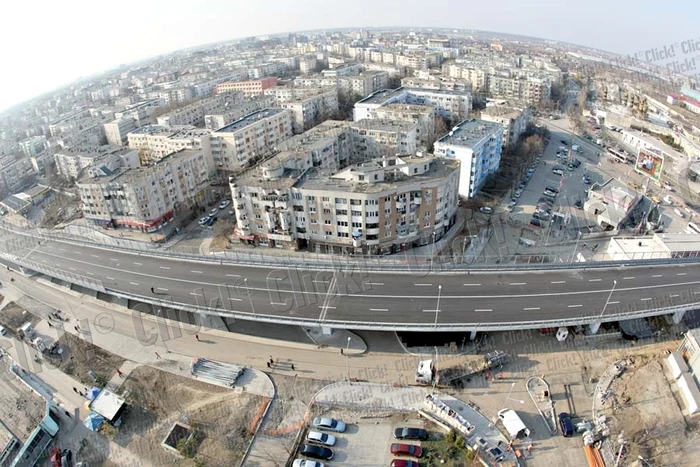 Lucrările la podul  Pipera-Barbu Văcărescu  au distrus faţada blocului 5  de pe str. Aviaţiei