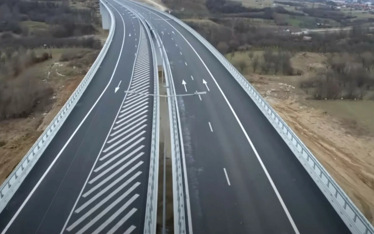 Autostrada cu trei benzi și două sensuri de mers